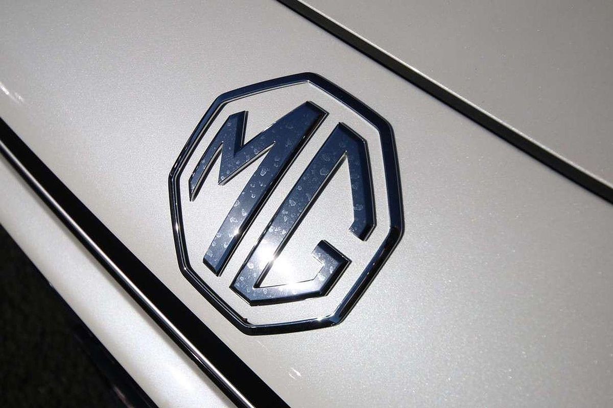 2024 MG HS Essence AS33