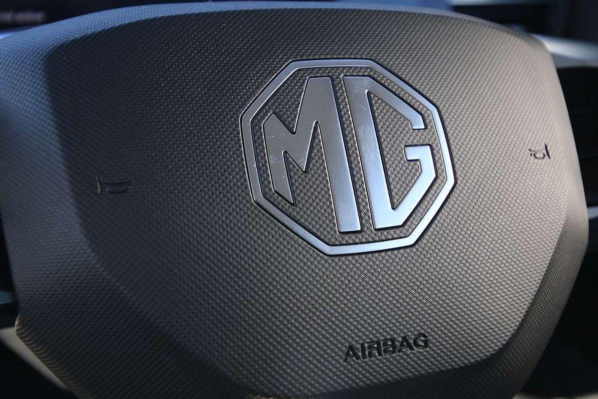 2024 MG HS Essence AS33