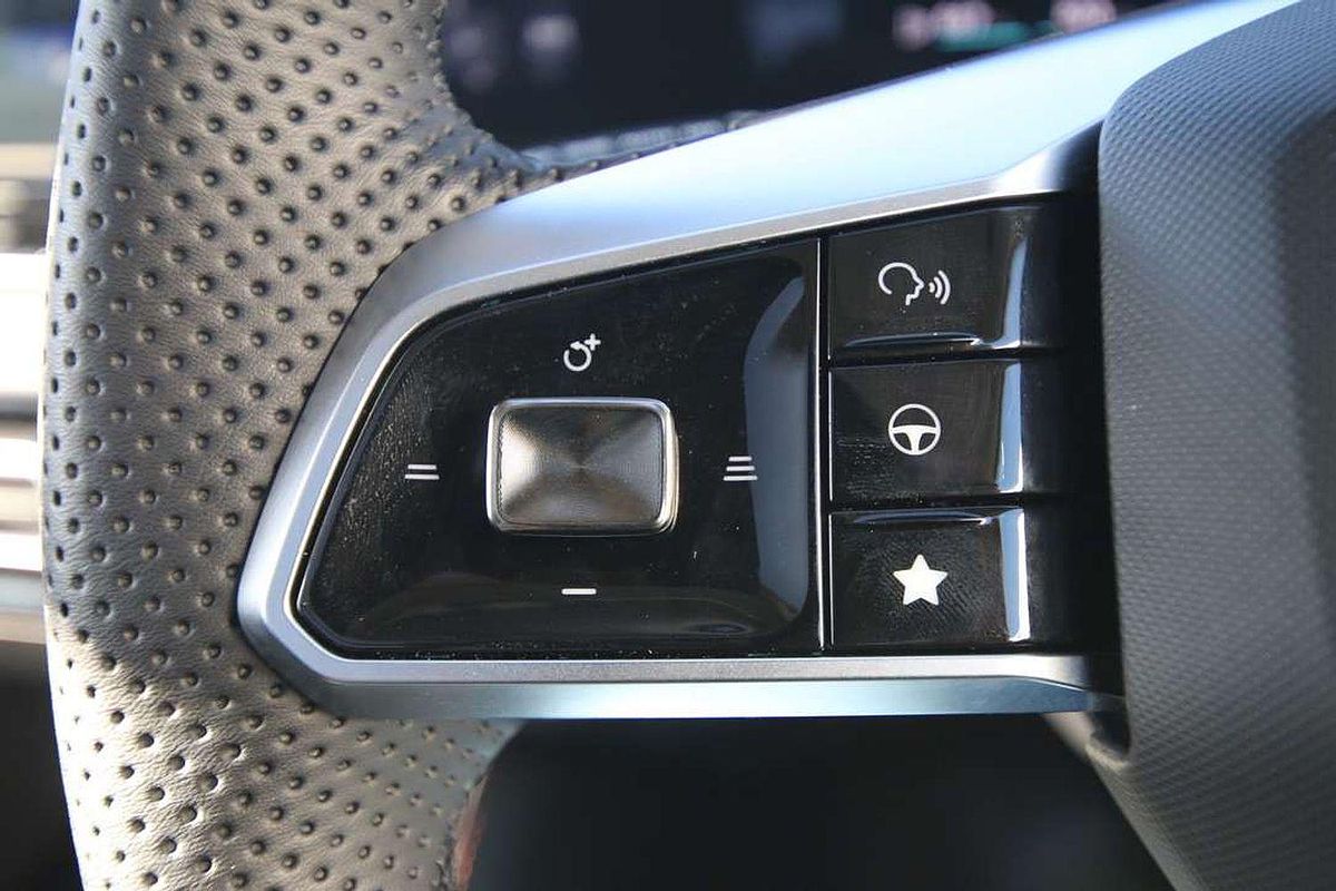 2024 MG HS Essence AS33