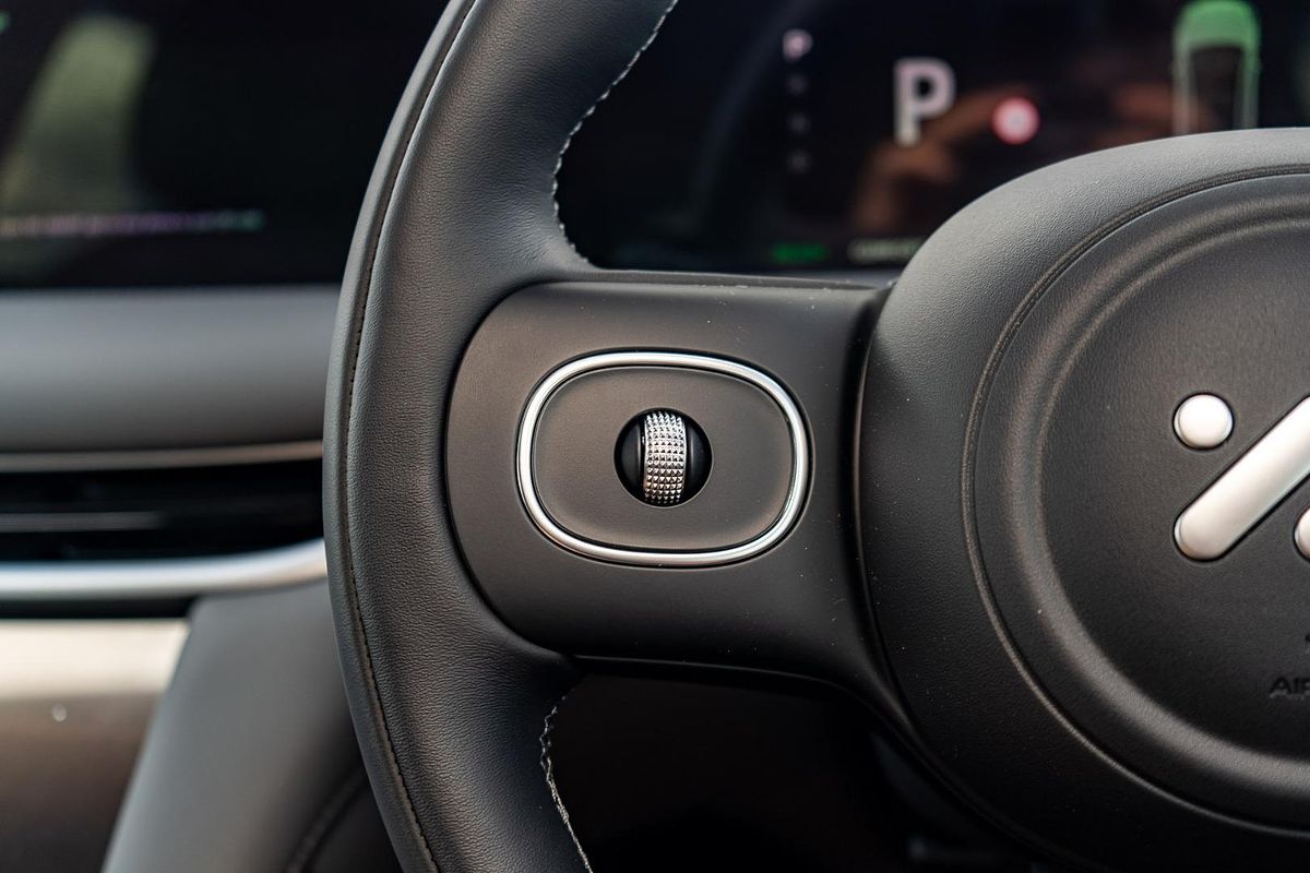 2025 MG IM5 Premium P12L