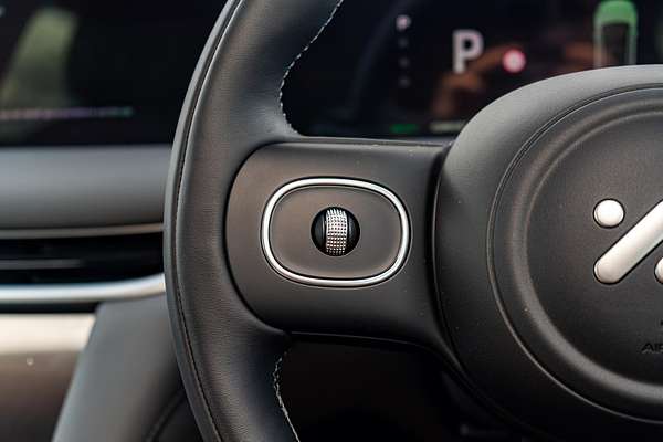 2025 MG IM5 Premium P12L