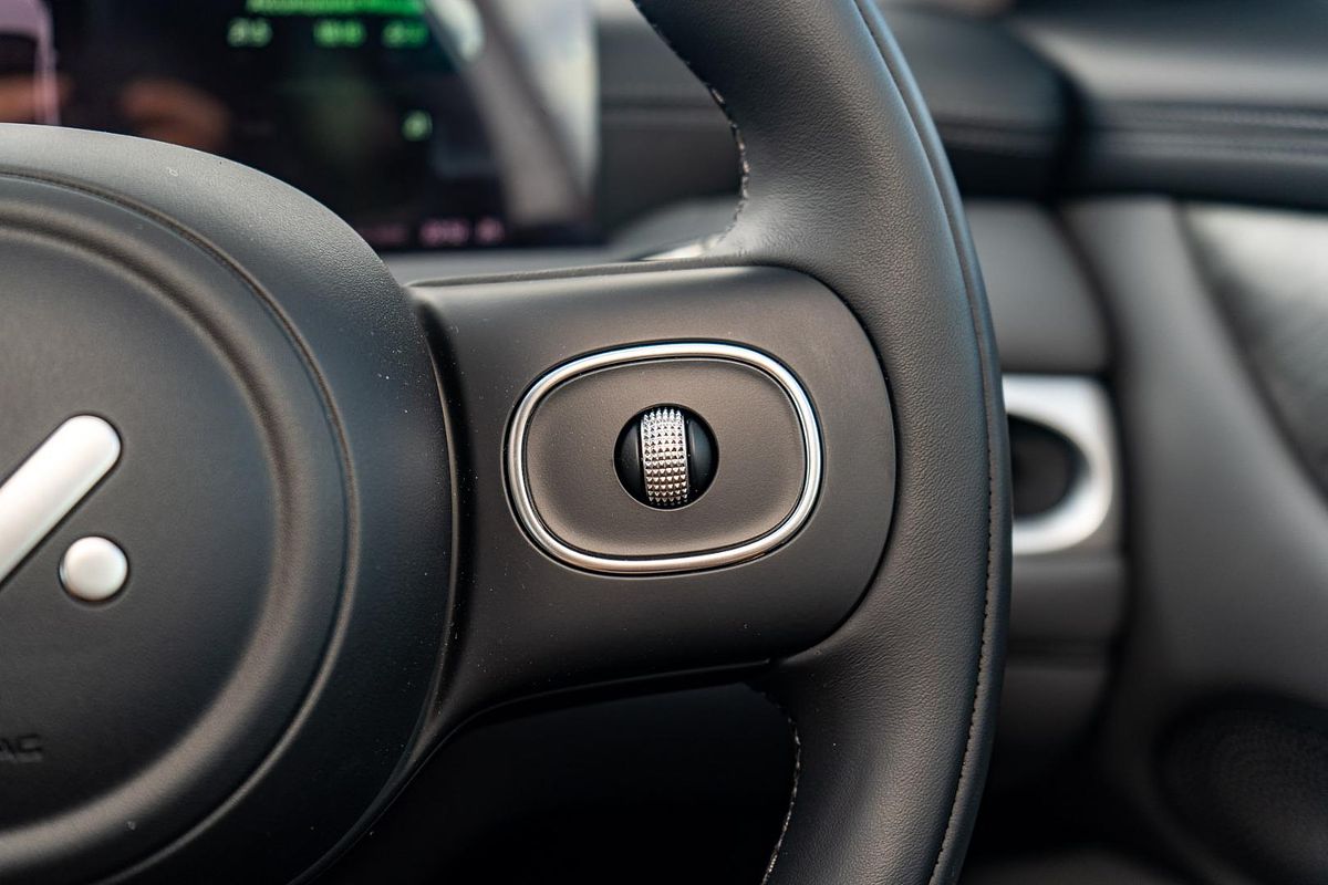 2025 MG IM5 Premium P12L