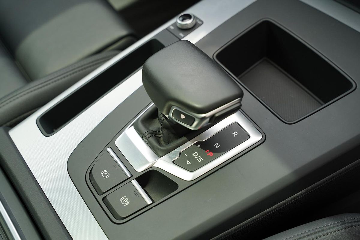 2023 Audi Q5 55 TFSI e S line FY