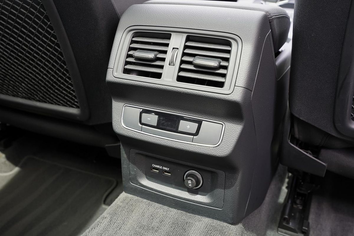 2023 Audi Q5 55 TFSI e S line FY