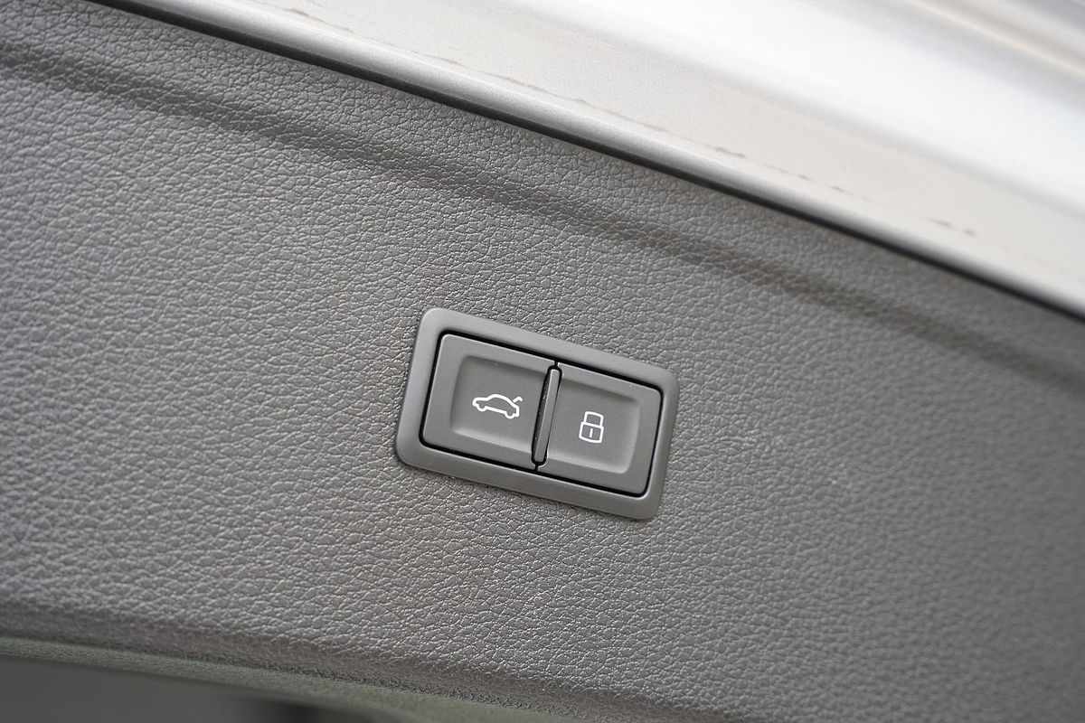 2023 Audi Q5 55 TFSI e S line FY