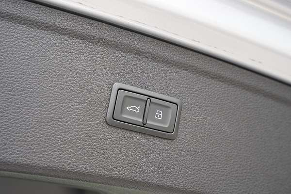 2023 Audi Q5 55 TFSI e S line FY