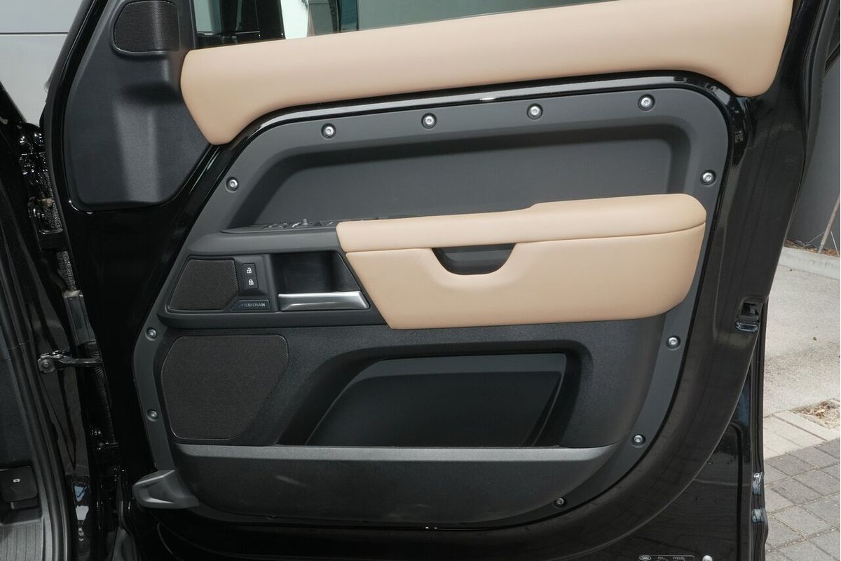 2025 Land Rover Defender 110 D350 X-Dynamic SE L663