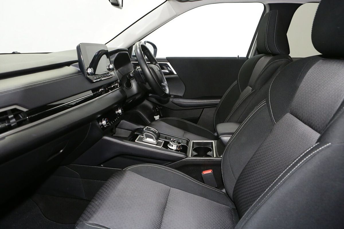 2024 Mitsubishi Outlander LS ZM