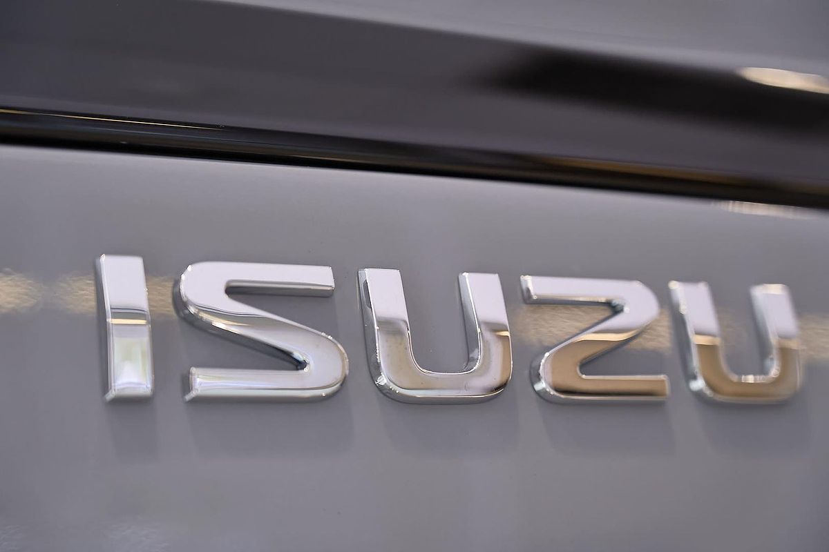 2025 Isuzu MU-X X-TERRAIN