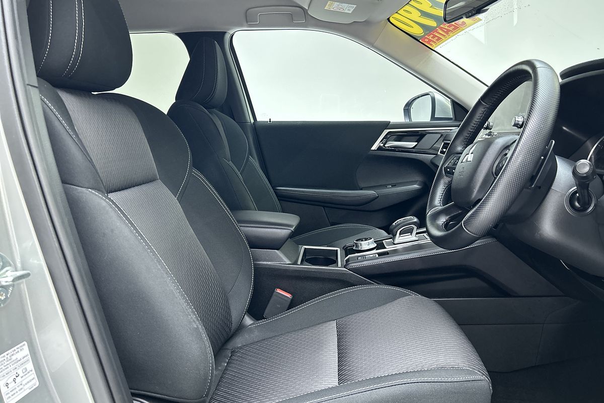 2024 Mitsubishi Outlander LS ZM