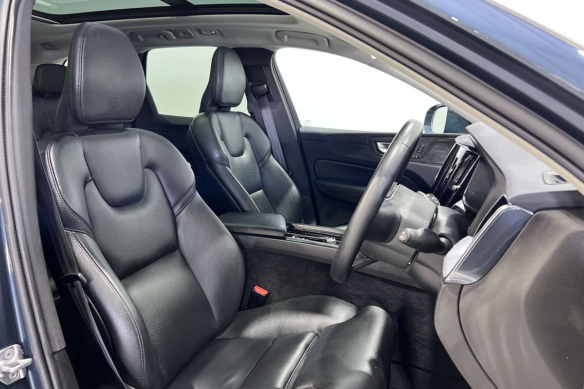 2021 Volvo XC60 B5 Momentum