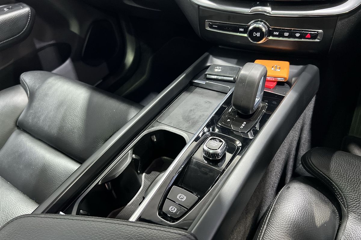 2021 Volvo XC60 B5 Momentum