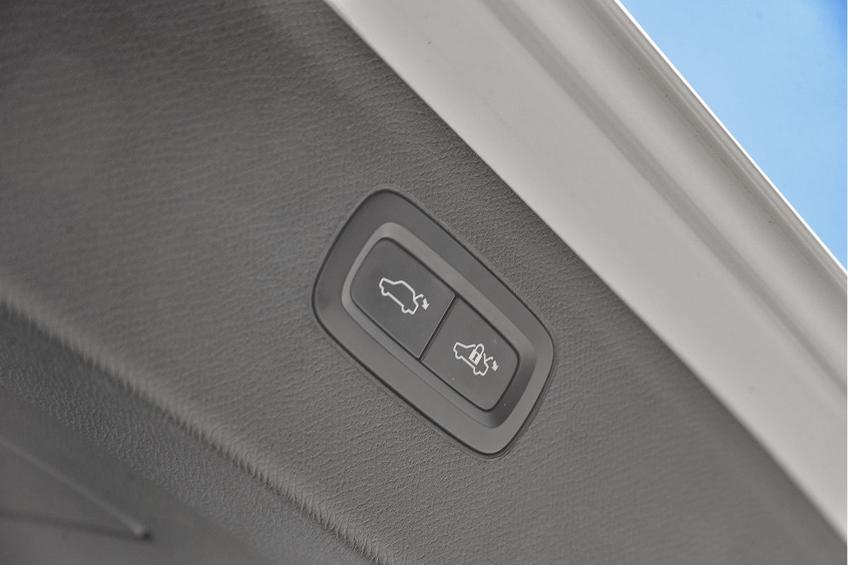 2020 Volvo XC90 T6 R-Design