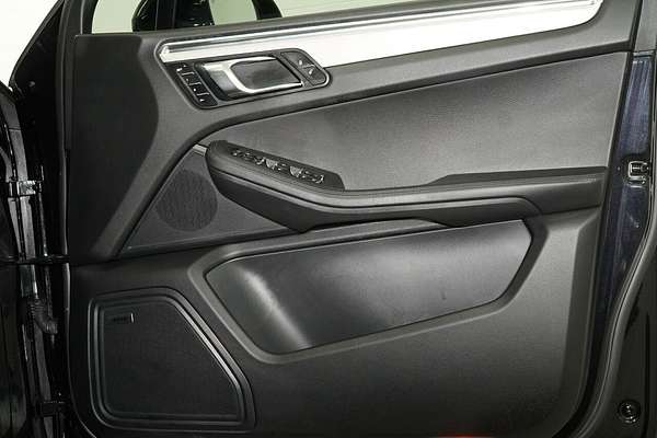 2015 Porsche Macan Turbo 95B