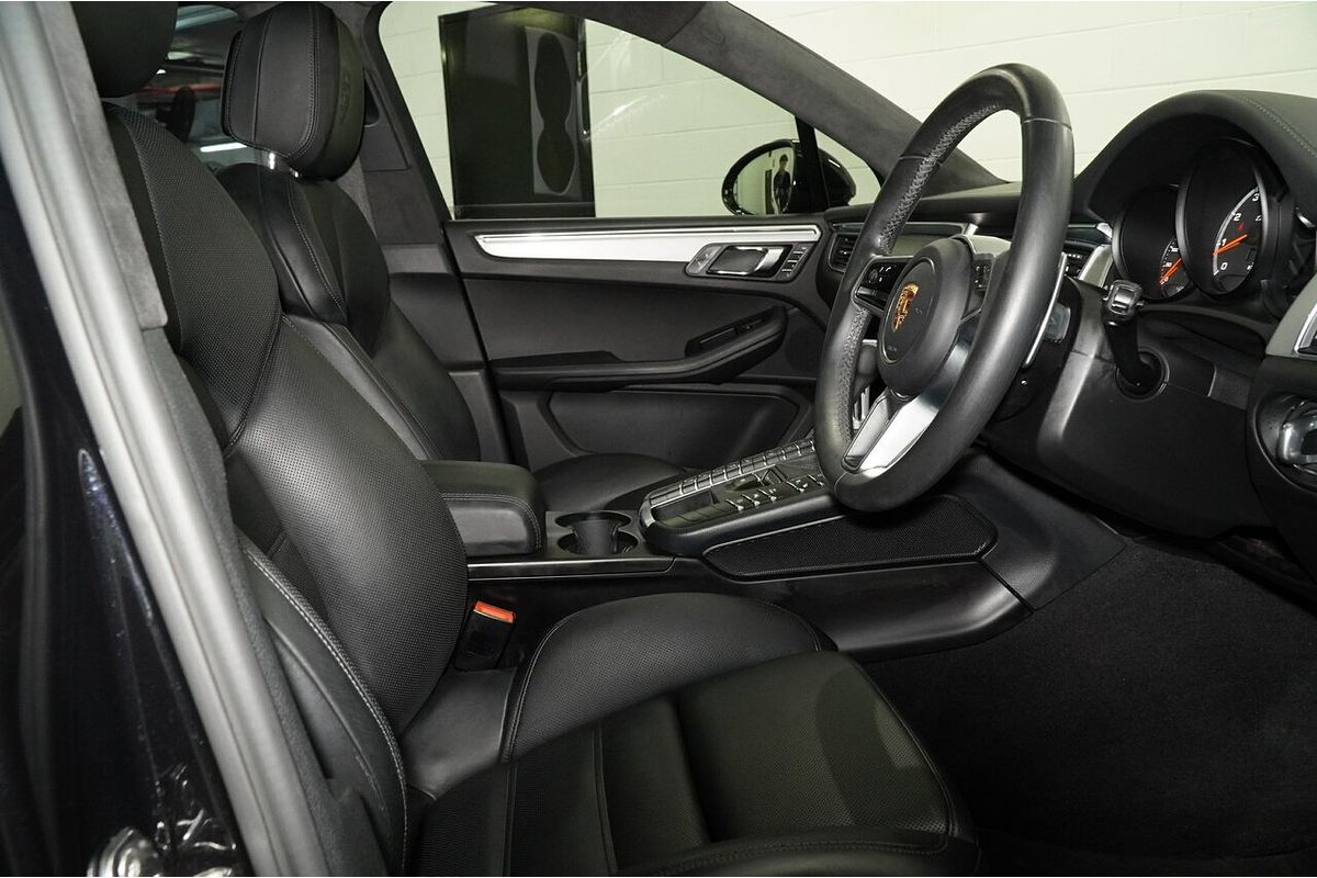 2015 Porsche Macan Turbo 95B