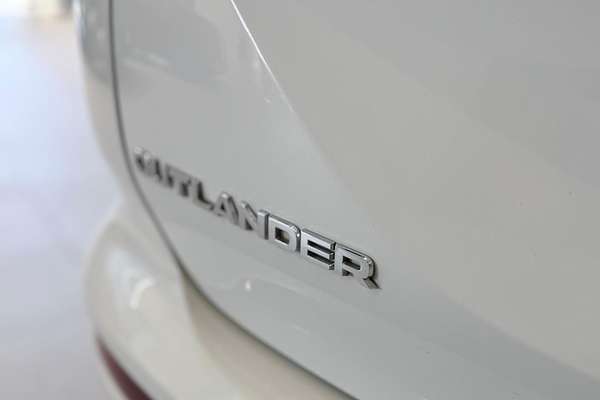 2024 Mitsubishi Outlander LS ZM