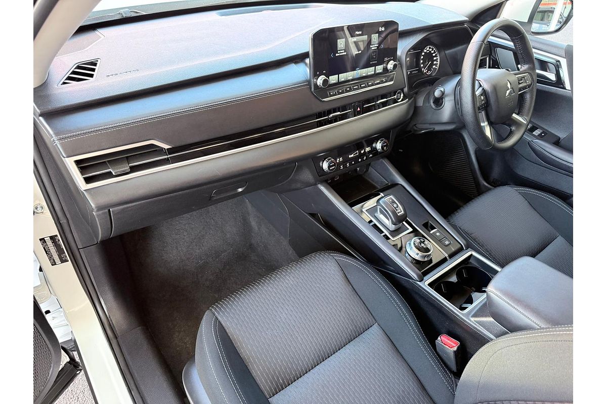 2024 Mitsubishi Outlander LS ZM