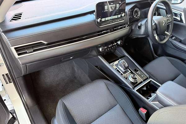 2024 Mitsubishi Outlander LS ZM