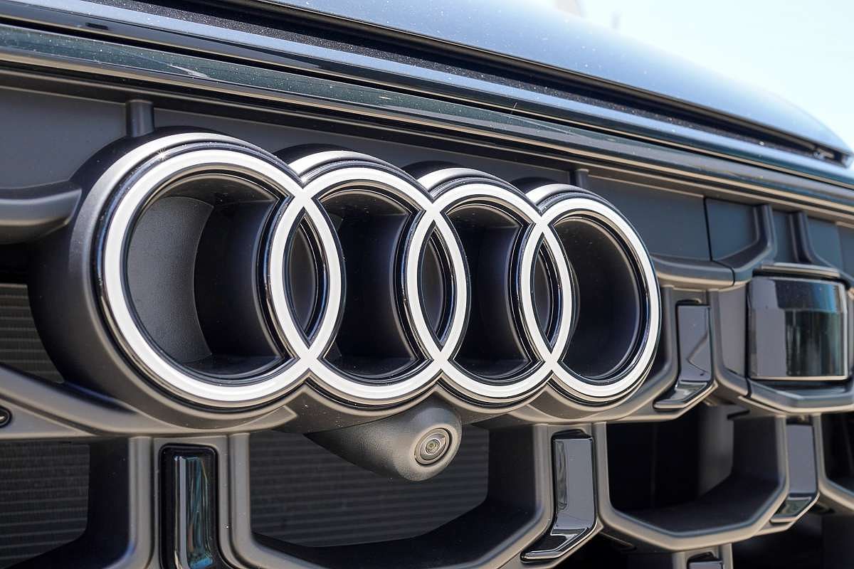 2024 Audi Q8 55 TFSI S line F1