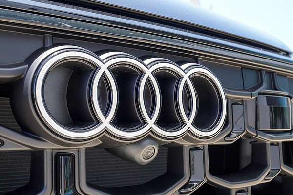 2024 Audi Q8 55 TFSI S line F1