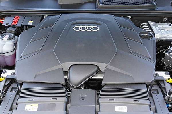 2024 Audi Q8 55 TFSI S line F1