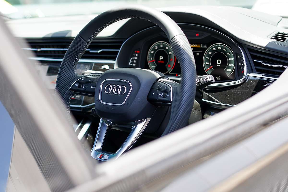 2024 Audi Q8 55 TFSI S line F1