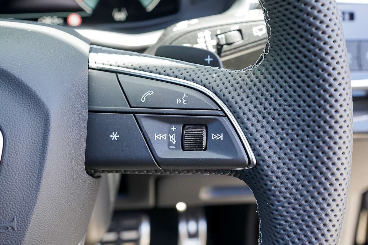 2024 Audi Q8 55 TFSI S line F1