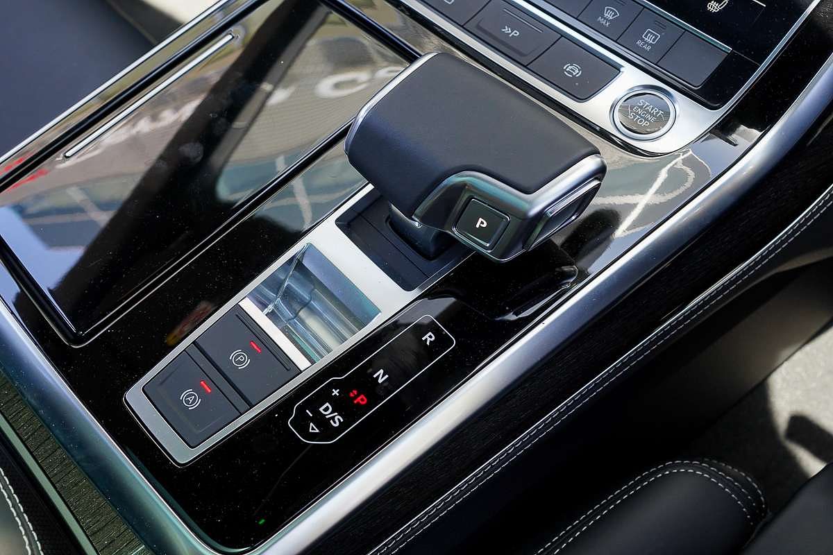 2024 Audi Q8 55 TFSI S line F1