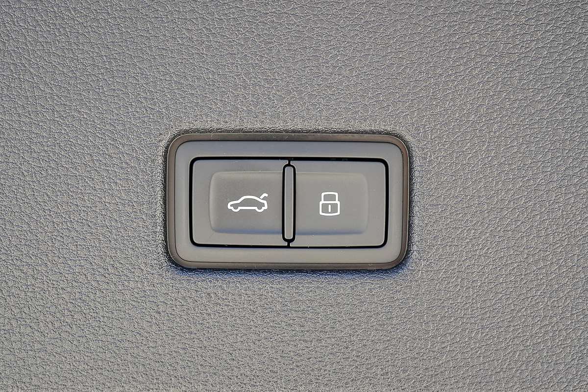 2024 Audi Q8 55 TFSI S line F1