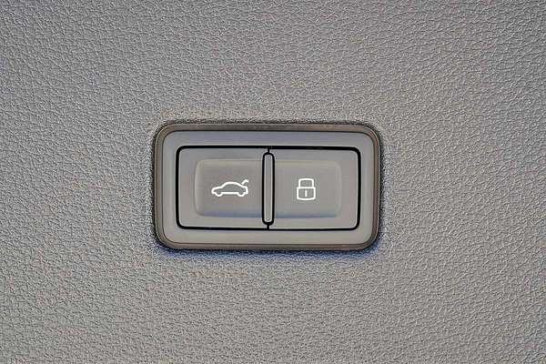 2024 Audi Q8 55 TFSI S line F1