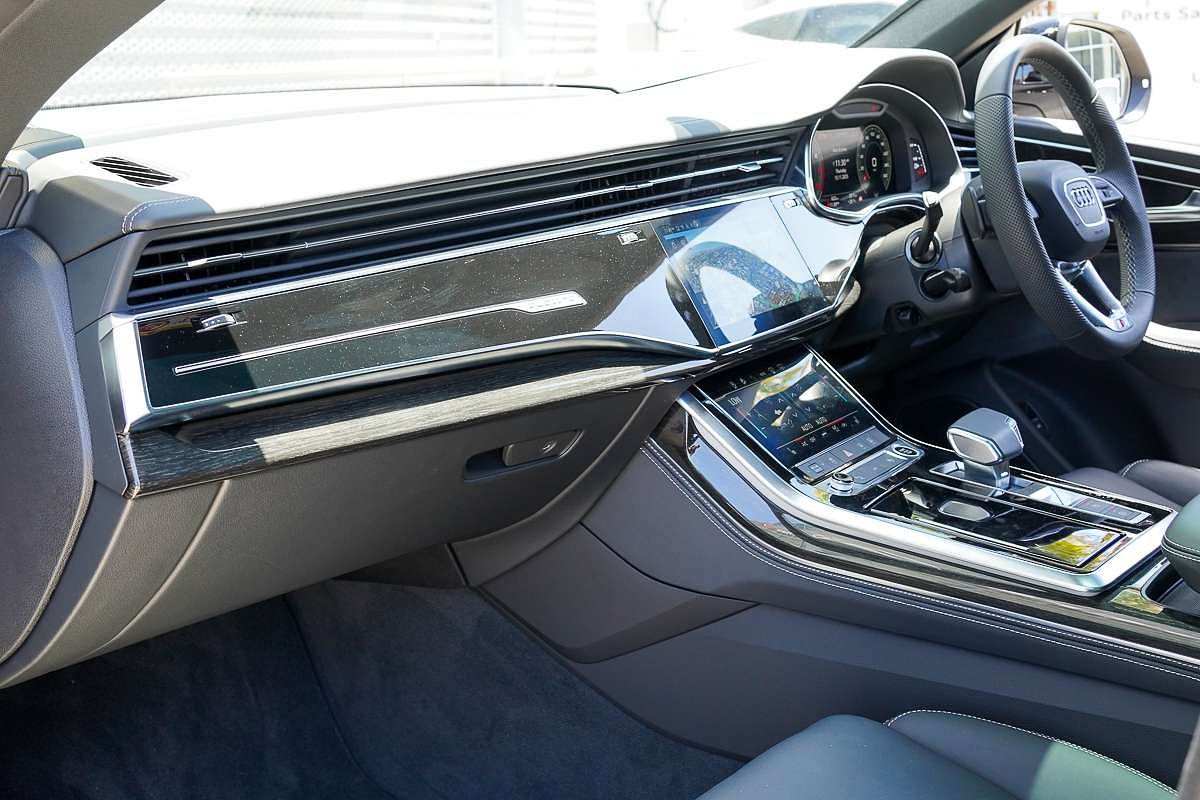 2024 Audi Q8 55 TFSI S line F1