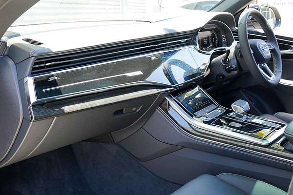 2024 Audi Q8 55 TFSI S line F1