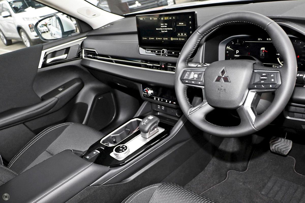 2025 Mitsubishi Outlander LS ZM