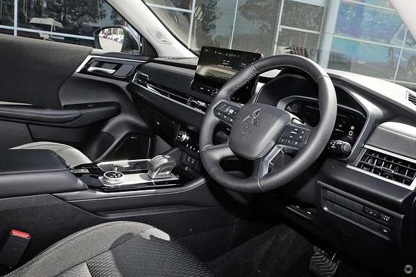 2025 Mitsubishi Outlander LS ZM