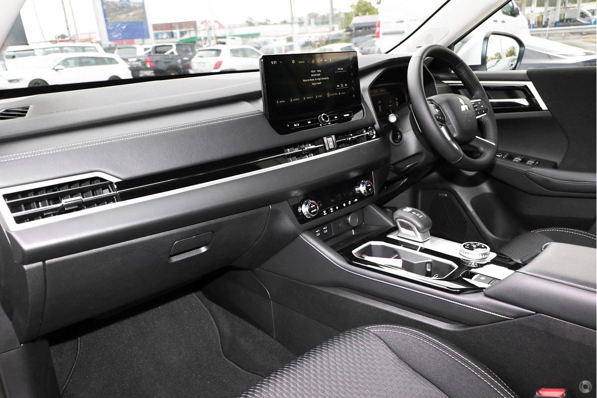 2025 Mitsubishi Outlander LS ZM