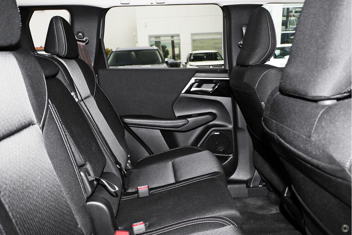 2025 Mitsubishi Outlander LS ZM