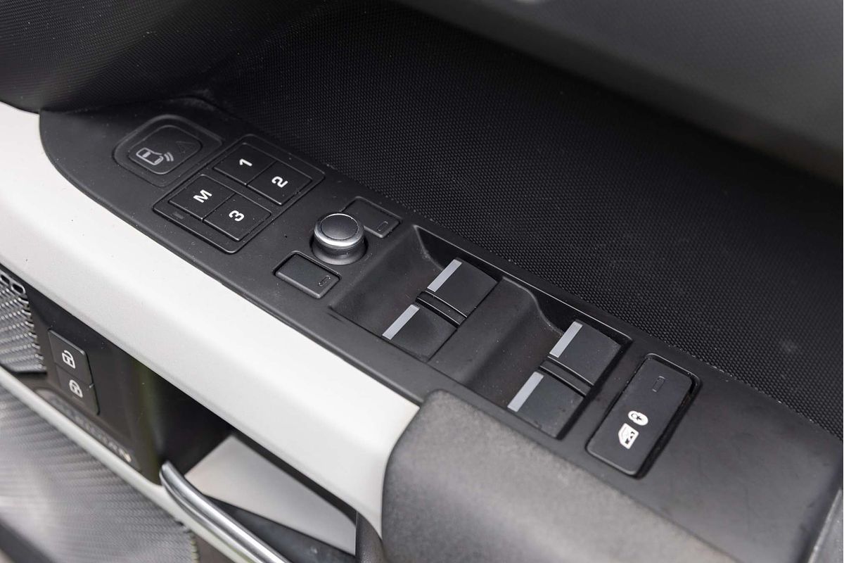 2020 Land Rover Defender 110 P400 SE L663