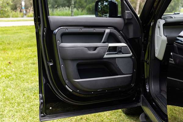 2020 Land Rover Defender 110 P400 SE L663