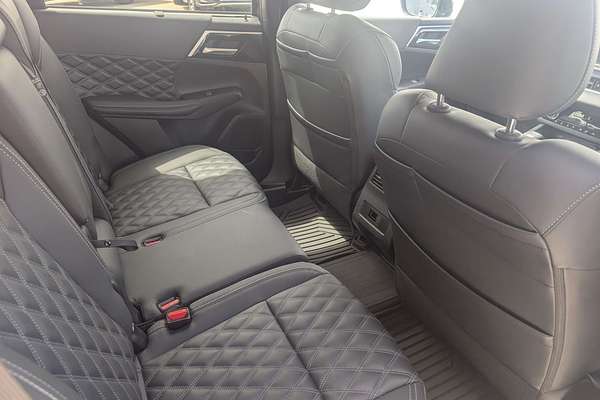 2025 Mitsubishi Outlander PHEV Exceed ZM