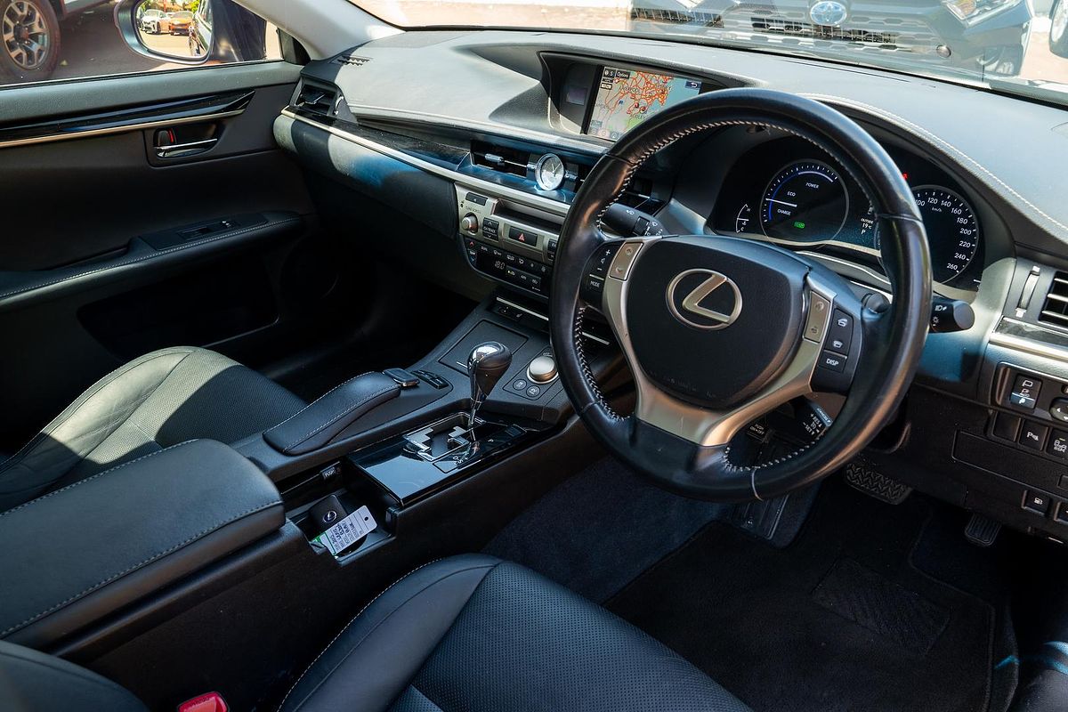 2015 Lexus ES ES300h Luxury AVV60R