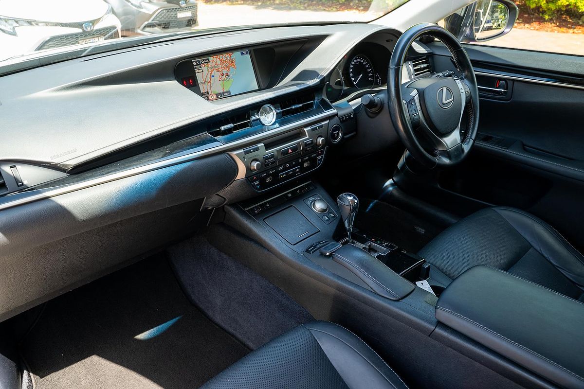 2015 Lexus ES ES300h Luxury AVV60R