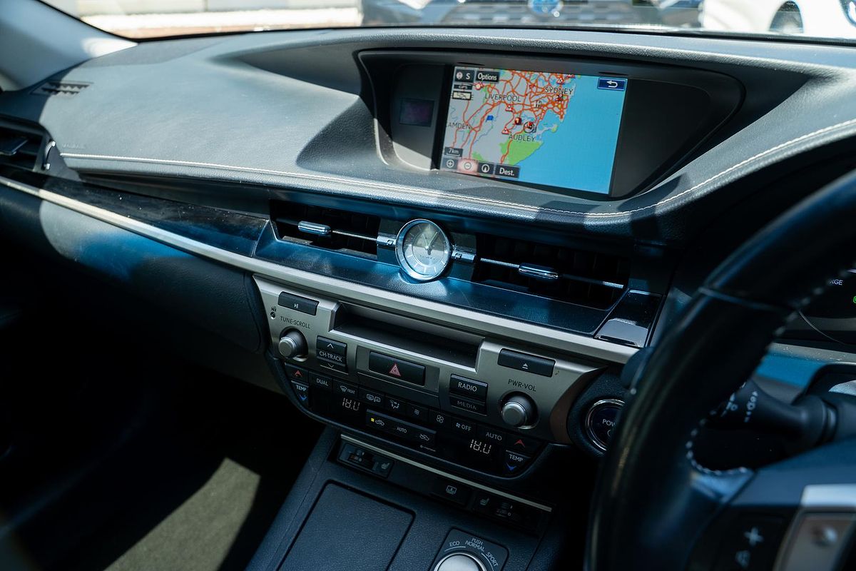 2015 Lexus ES ES300h Luxury AVV60R