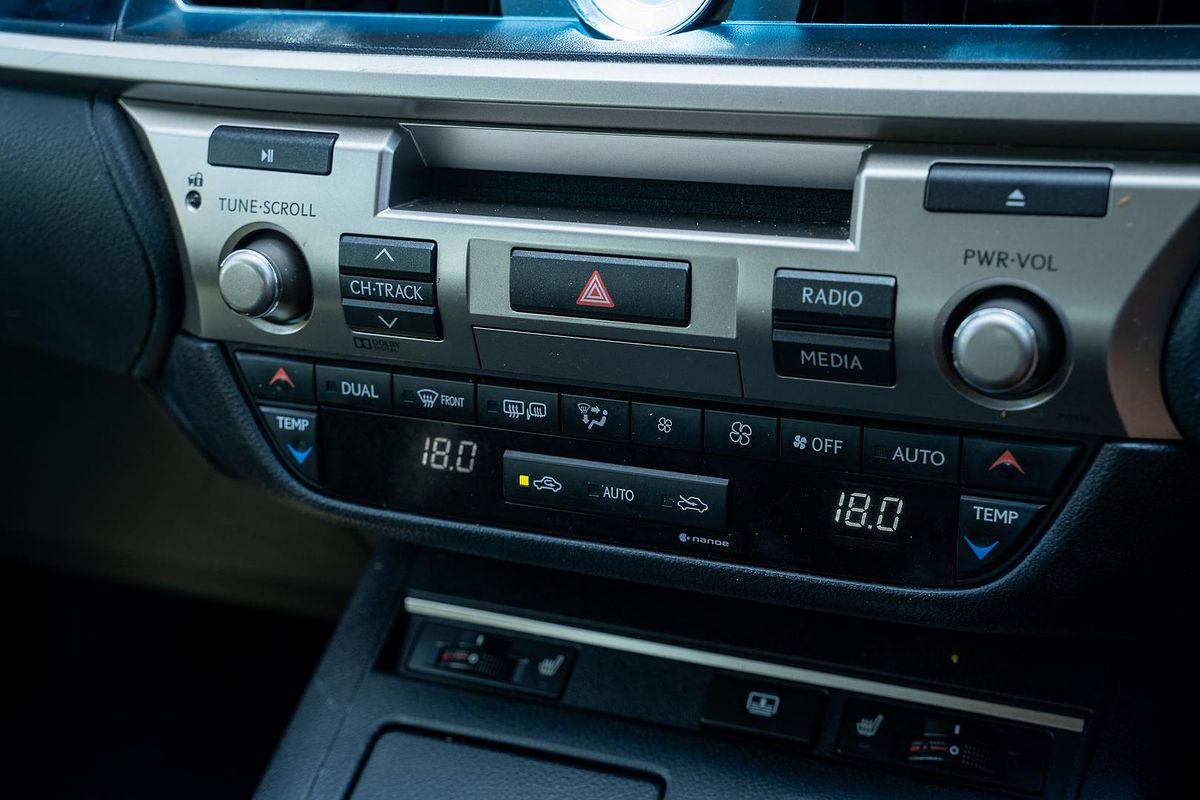 2015 Lexus ES ES300h Luxury AVV60R