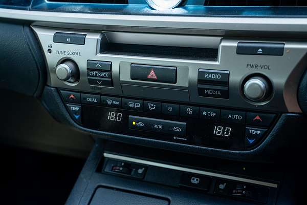 2015 Lexus ES ES300h Luxury AVV60R