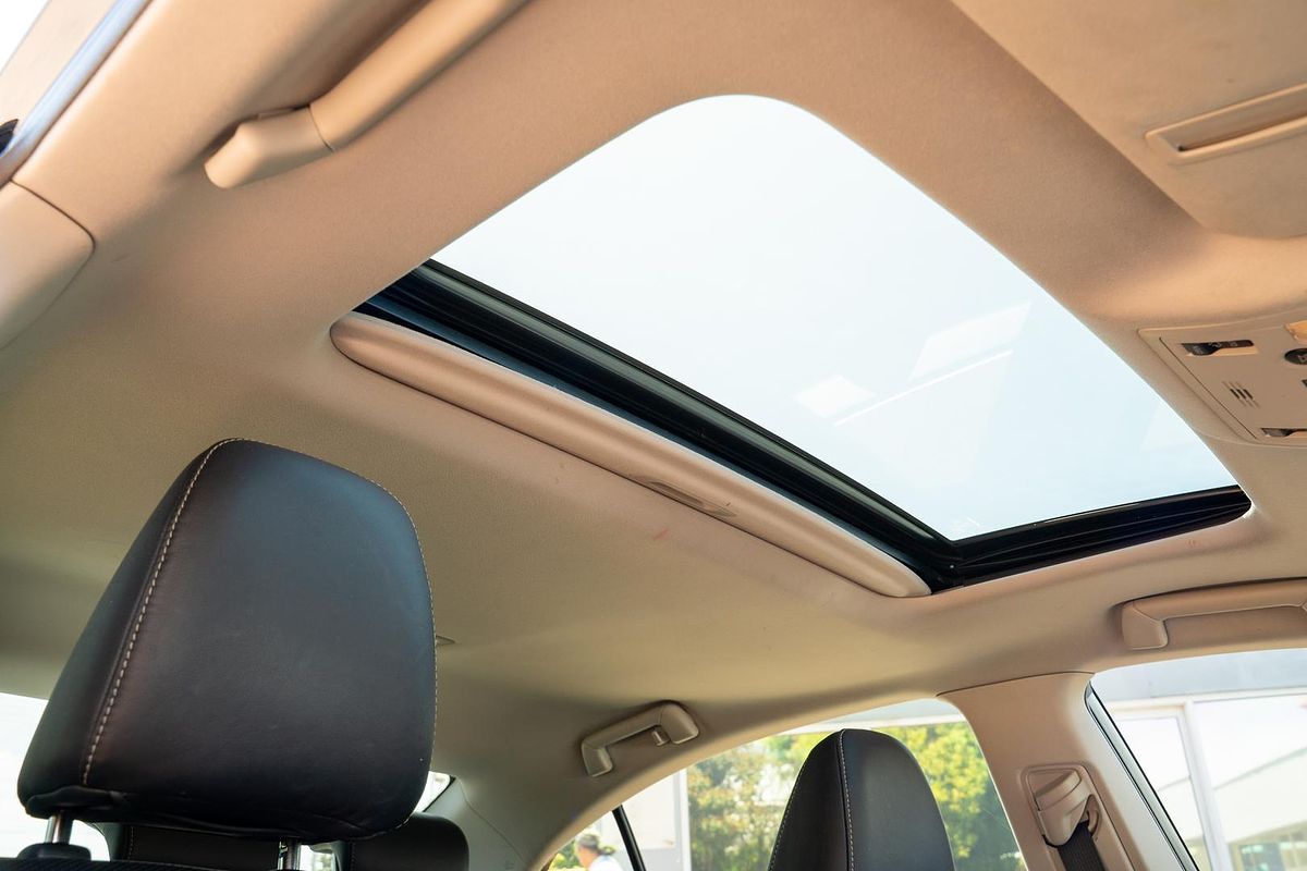 2015 Lexus ES ES300h Luxury AVV60R