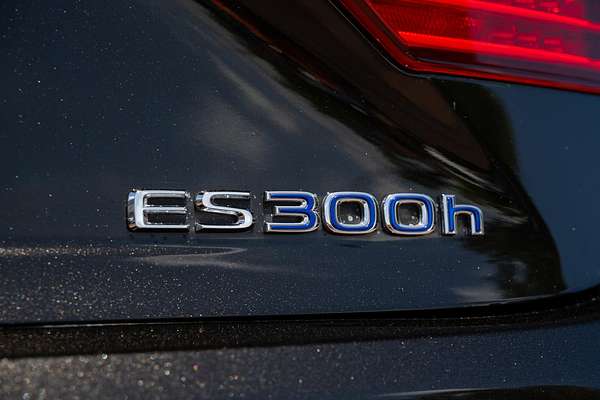 2015 Lexus ES ES300h Luxury AVV60R