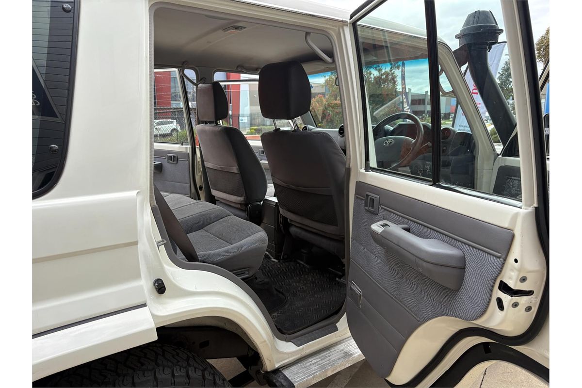 2011 Toyota Landcruiser GXL VDJ76R