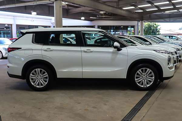 2023 Mitsubishi Outlander ES ZM