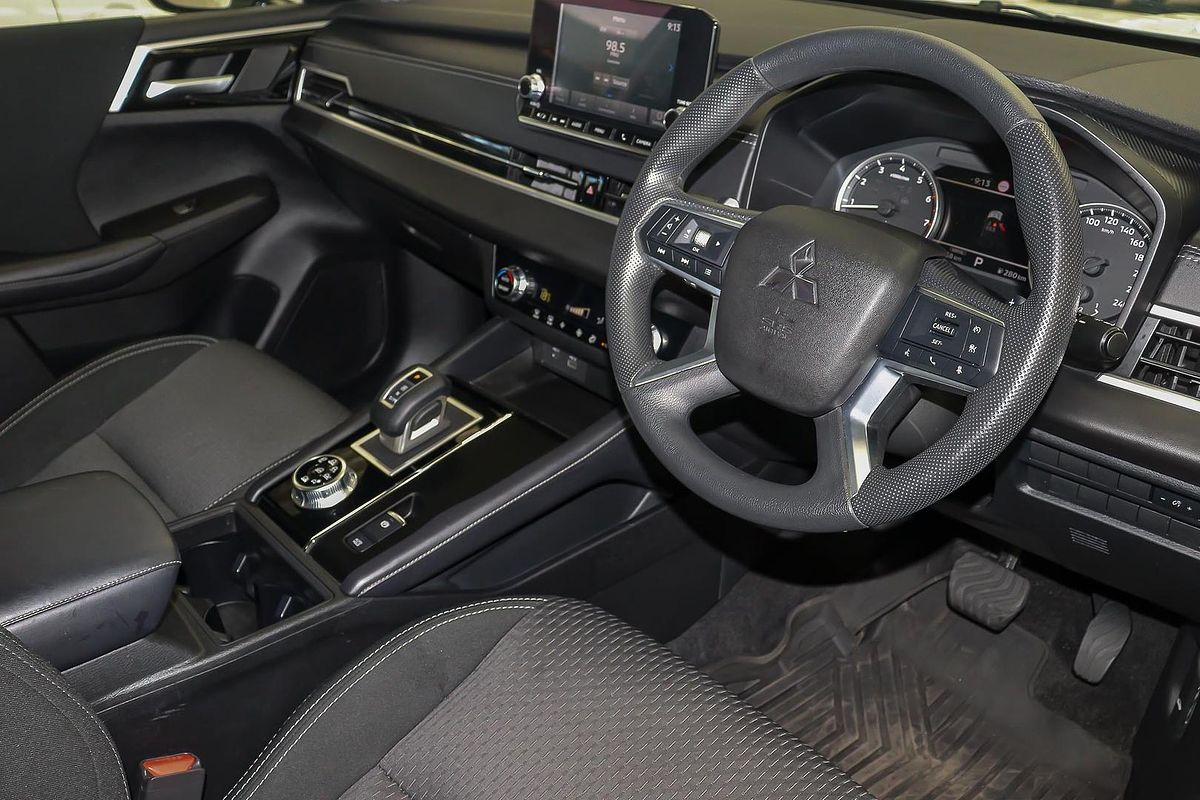 2023 Mitsubishi Outlander ES ZM