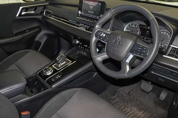 2023 Mitsubishi Outlander ES ZM